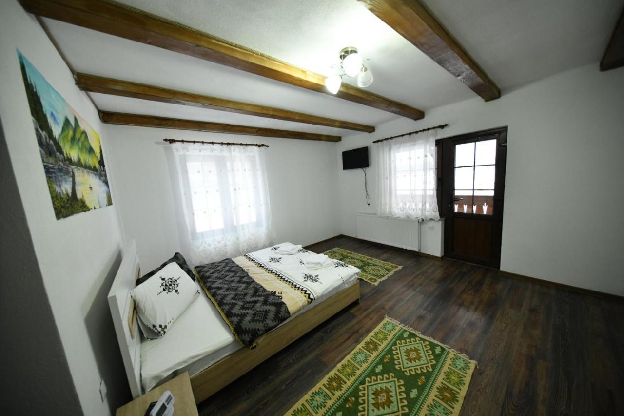 Conacul Cosaului Hotel Feresti ภายนอก รูปภาพ