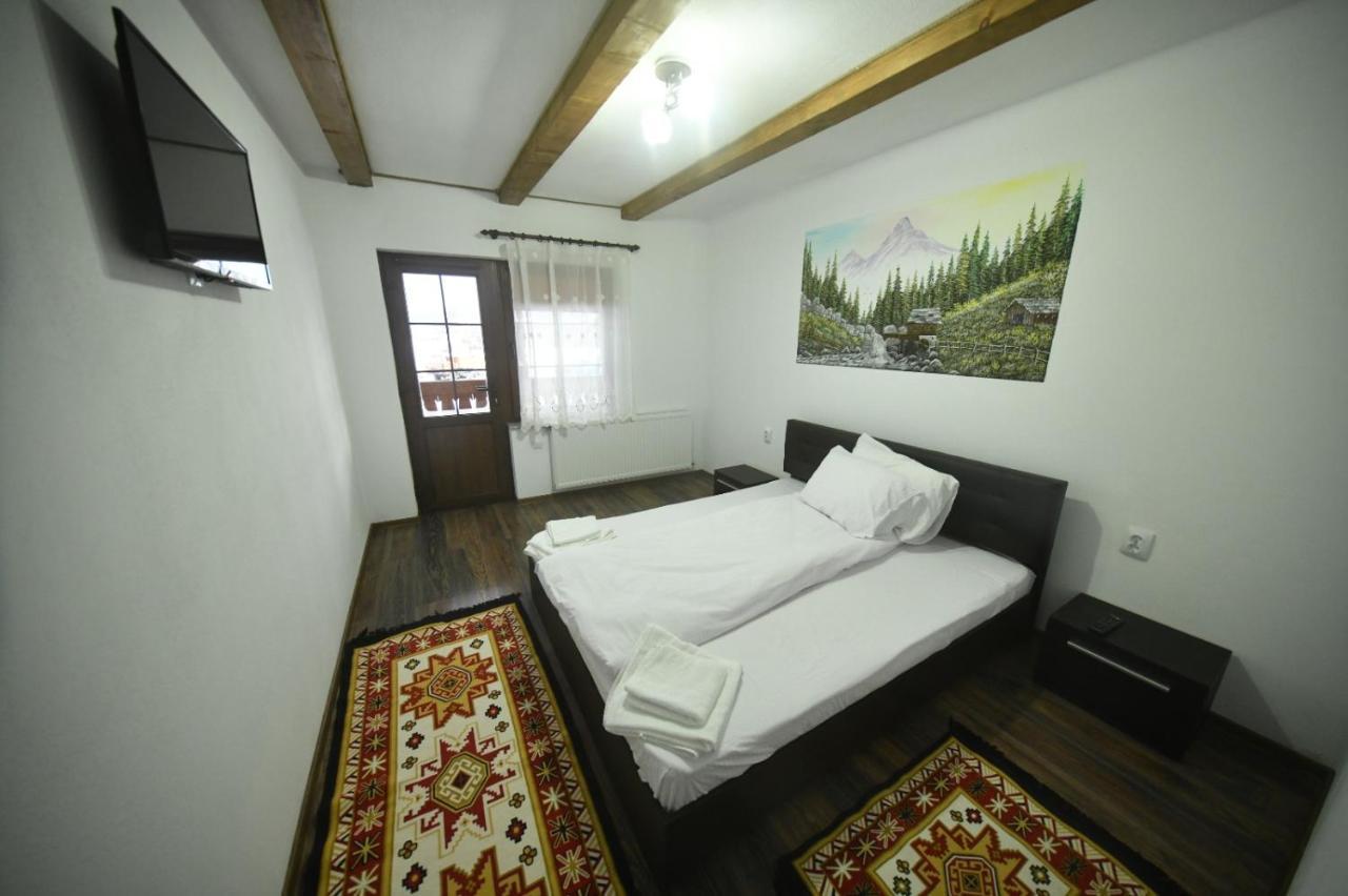 Conacul Cosaului Hotel Feresti ภายนอก รูปภาพ