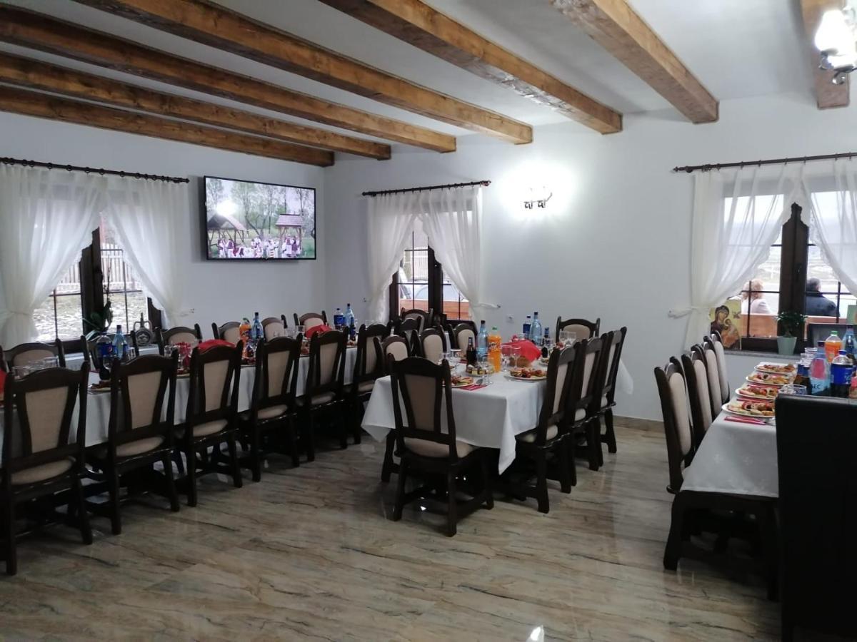 Conacul Cosaului Hotel Feresti ภายนอก รูปภาพ