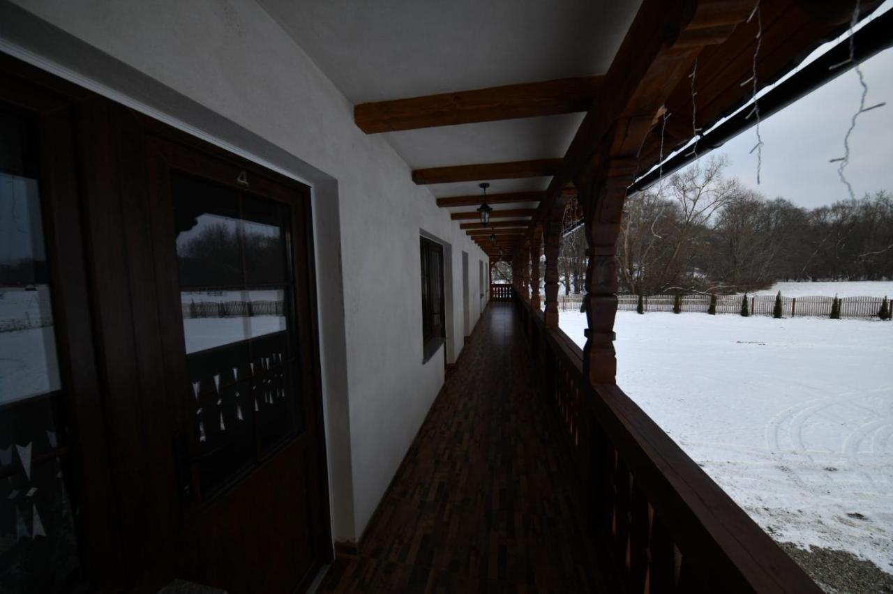 Conacul Cosaului Hotel Feresti ภายนอก รูปภาพ