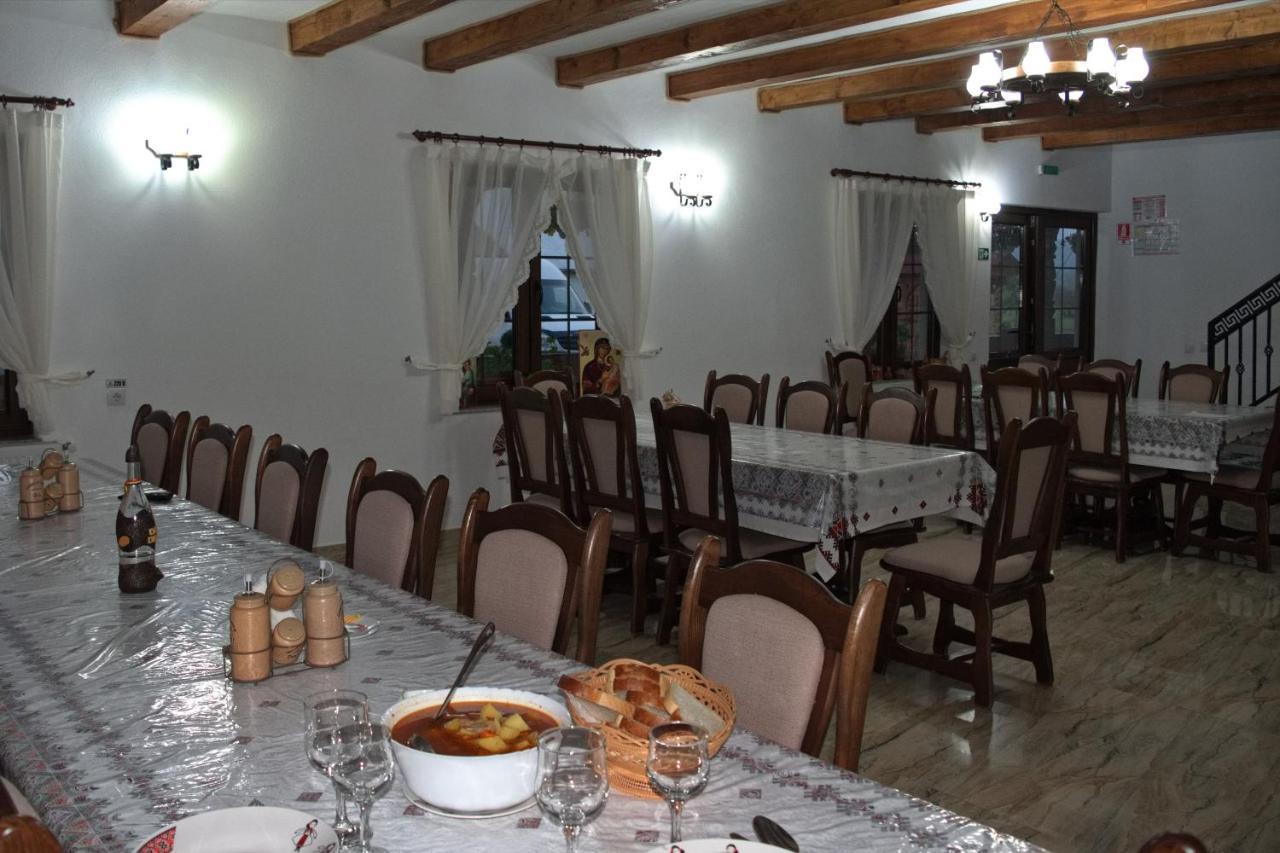 Conacul Cosaului Hotel Feresti ภายนอก รูปภาพ