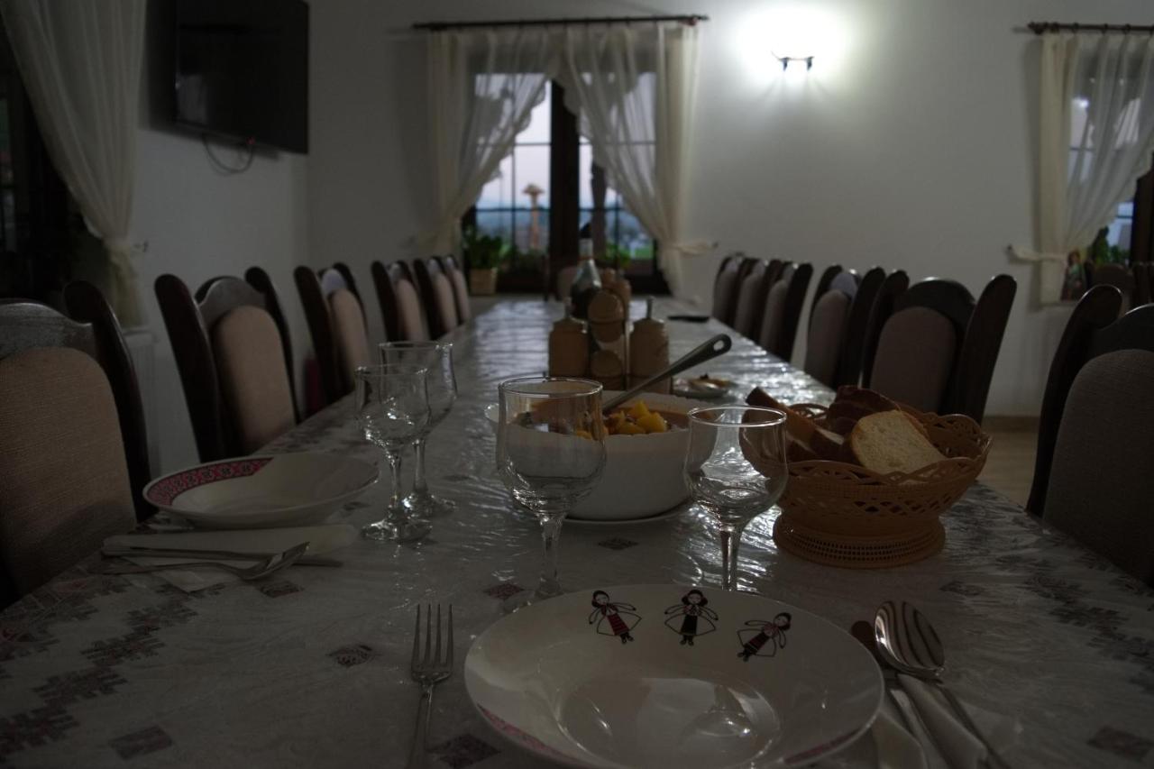 Conacul Cosaului Hotel Feresti ภายนอก รูปภาพ