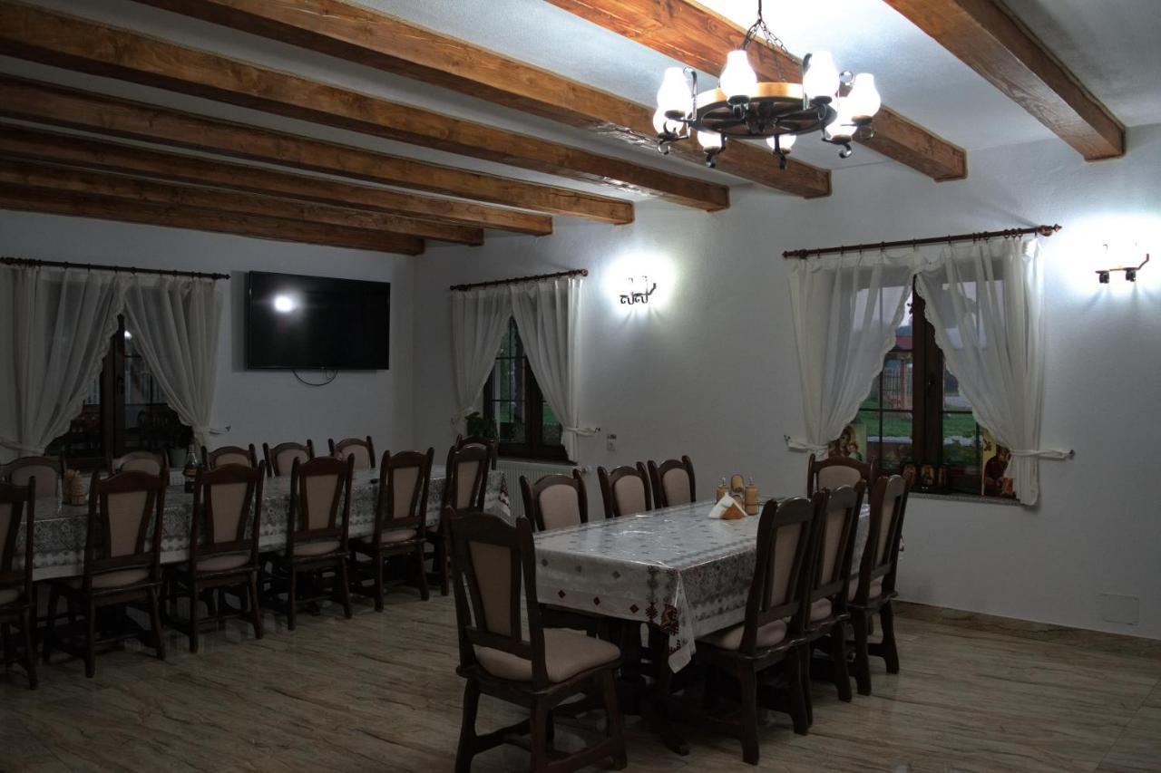 Conacul Cosaului Hotel Feresti ภายนอก รูปภาพ