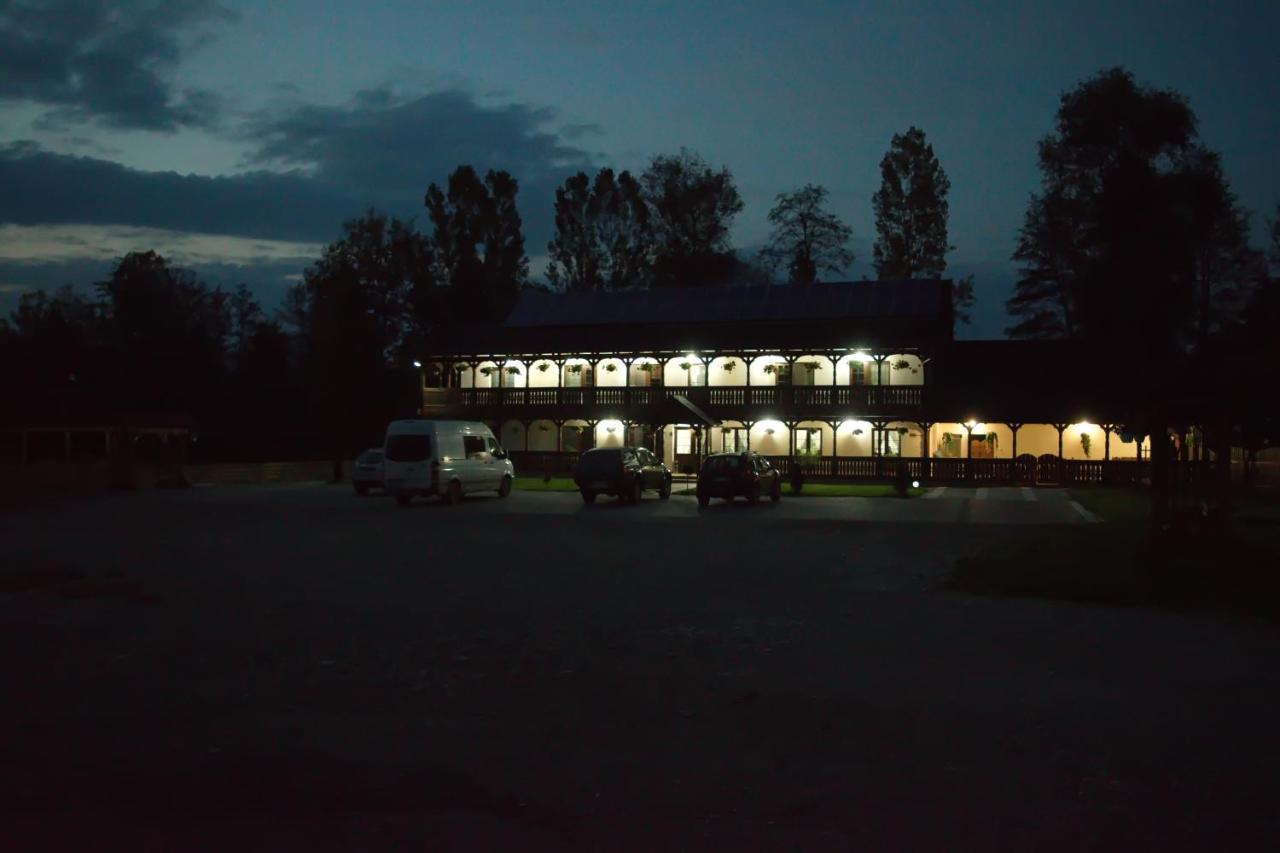 Conacul Cosaului Hotel Feresti ภายนอก รูปภาพ