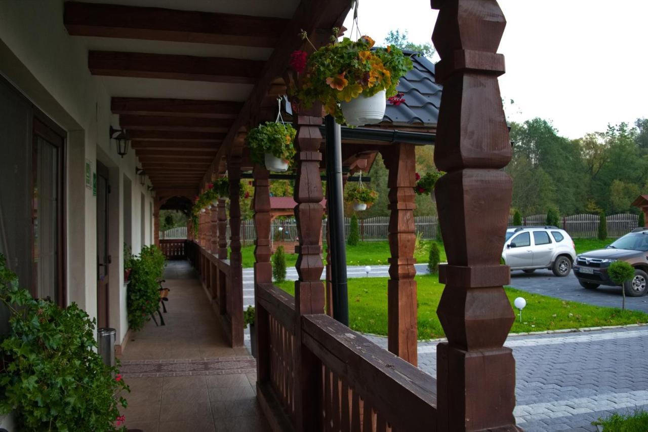 Conacul Cosaului Hotel Feresti ภายนอก รูปภาพ