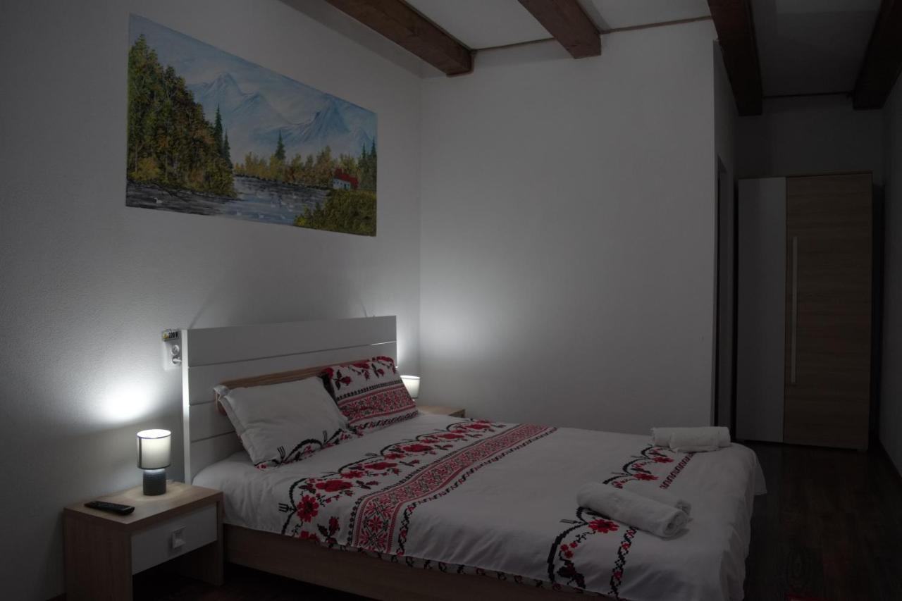 Conacul Cosaului Hotel Feresti ภายนอก รูปภาพ