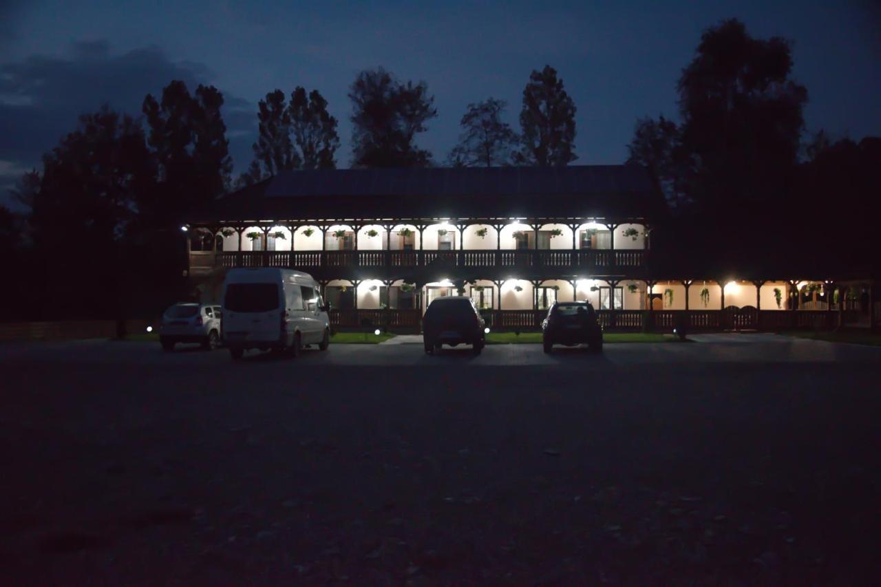 Conacul Cosaului Hotel Feresti ภายนอก รูปภาพ
