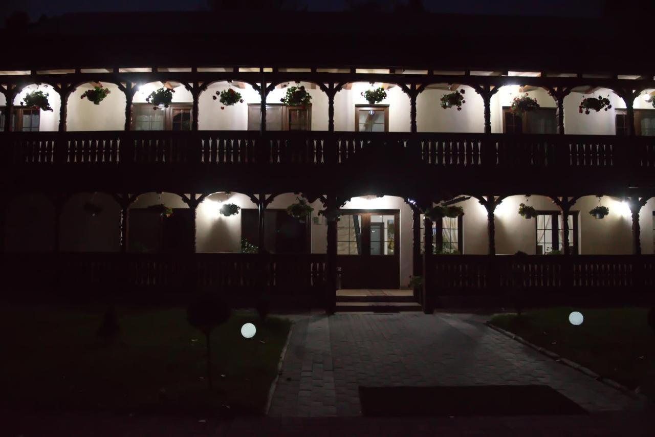 Conacul Cosaului Hotel Feresti ภายนอก รูปภาพ